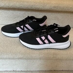 NEW Adidas Women's 81/2